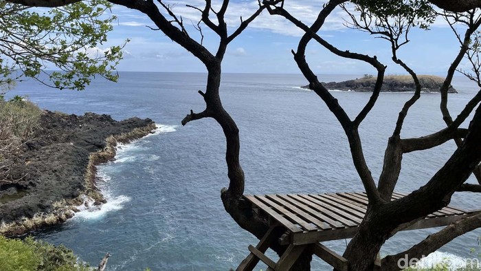 Memandang Laut dari Ketinggian di Bukit Asah, Cantiknya Kelewatan! Keindahan alam di Bali timur tak pernah ada habisnya. Jika bosan menikmati pemandangan dari dataran rendah, traveler wajib mencoba ke Bukit Asah. Cantiknya kelewatan!