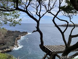 Memandang Laut dari Ketinggian di Bukit Asah, Cantiknya Kelewatan!