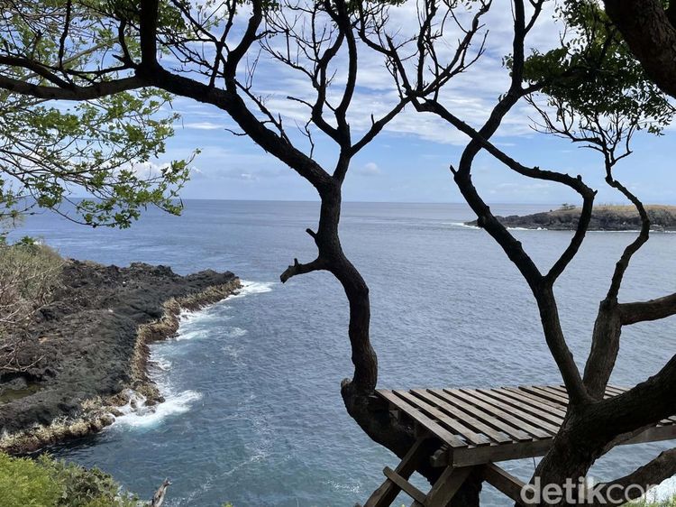 Memandang Laut dari Ketinggian di Bukit Asah, Cantiknya Kelewatan!