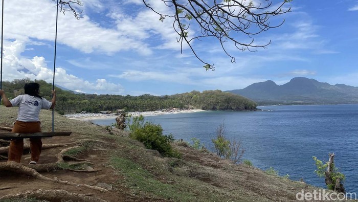 Memandang Laut dari Ketinggian di Bukit Asah, Cantiknya Kelewatan! Keindahan alam di Bali timur tak pernah ada habisnya. Jika bosan menikmati pemandangan dari dataran rendah, traveler wajib mencoba ke Bukit Asah. Cantiknya kelewatan!