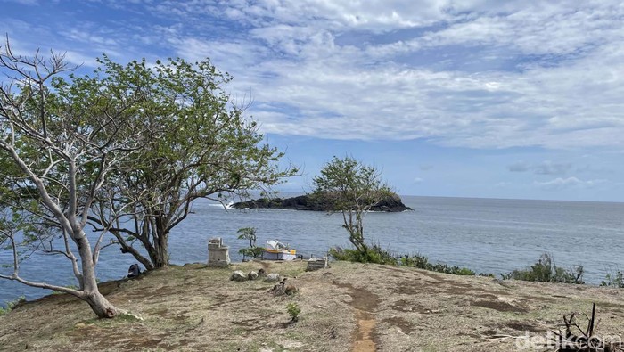 Memandang Laut dari Ketinggian di Bukit Asah, Cantiknya Kelewatan! Keindahan alam di Bali timur tak pernah ada habisnya. Jika bosan menikmati pemandangan dari dataran rendah, traveler wajib mencoba ke Bukit Asah. Cantiknya kelewatan!