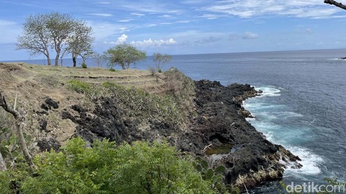 Keindahan alam di Bali timur tak pernah ada habisnya. Jika bosan menikmati pemandangan dari dataran rendah, traveler wajib mencoba ke Bukit Asah. Cantiknya kelewatan!