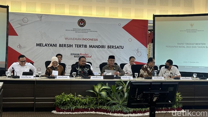 Menko PMK Muhadjir Effendy pimpin rapat persiapan libur Natal dan Tahun Baru