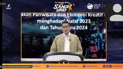 Menparekraf Sandiaga Salahuddin Uno saat acara The Weekly Brief with Sandi Uno (WBSU), Senin (11/12/2023) malam. (Ni Made Lastri Karsiani Putri-detikBali)