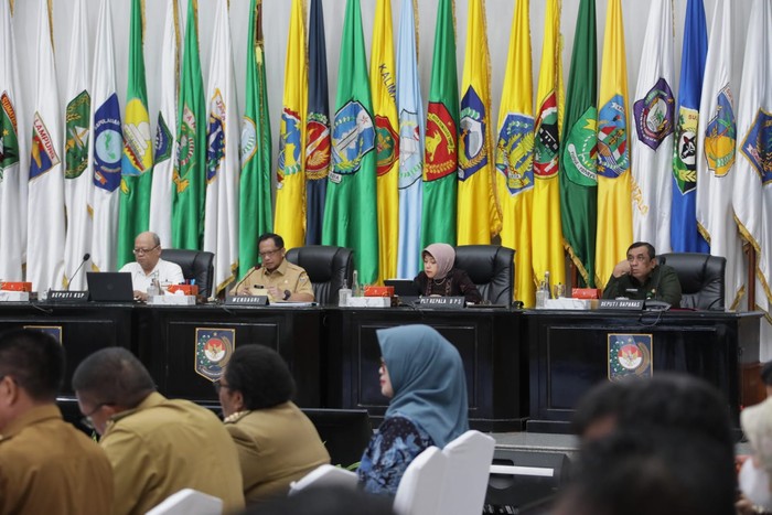 Menteri Dalam Negeri Muhammad Tito Karnavian meminta pemerintah daerah untuk mengawasi kenaikan sejumlah harga komoditas, khususnya cabai merah dan gula pasir. Hal ini dikatakan Tito pada saat Rapat Koordinasi (Rakor) Pengendalian Inflasi Daerah di Gedung Sasana Bhakti Praja (SBP) Kemendagri, Jakarta.