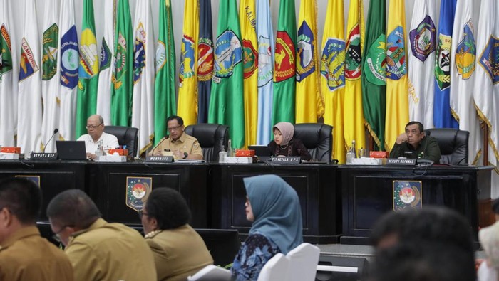 Menteri Dalam Negeri Muhammad Tito Karnavian meminta pemerintah daerah untuk mengawasi kenaikan sejumlah harga komoditas, khususnya cabai merah dan gula pasir. Hal ini dikatakan Tito pada saat Rapat Koordinasi (Rakor) Pengendalian Inflasi Daerah di Gedung Sasana Bhakti Praja (SBP) Kemendagri, Jakarta.