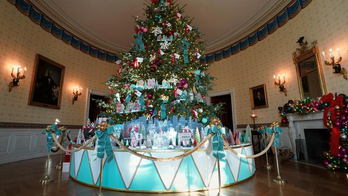 Decorations adorn the Center Hall during a media preview of the Magic, Wonder and Joy theme holiday decorations at the White House in Washington, U.S., November 27, 2023. REUTERS/Kevin Lamarque
