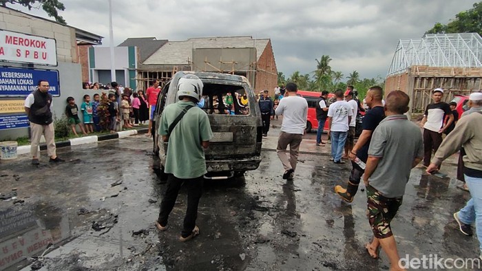 Mobil terbakar di Cianjur. Mobil terbakar di Cianjur.