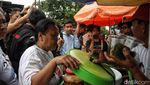 Momen Gibran Blusukan di Pasar Rumput