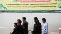 Gibran tampak berkeliling pasar. Dia juga menanyakan harga cabai kepada pedagang. 