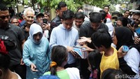 Gibran juga membagikan buku tulis kepada masyarakat, khususnya anak-anak. 
