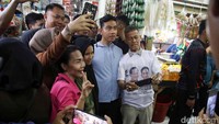Warga juga tampak berebut ingin berfoto dan bersalaman dengan Gibran. 
