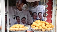 Putra Presiden Joko Widodo (Jokowi) itu juga memborong kue basah, minyak goreng dan cabai. Setelah itu, barang-barang tersebut dibagikan ke warga. 