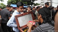 Gibran juga memborong cilok, es cincau hingga bakso malang yang dijual di pasar. Setelah itu, jajanan tersebut dibagikan ke warga. 