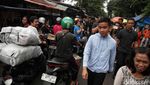 Momen Gibran Blusukan di Pasar Rumput