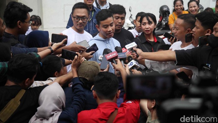Cawapres nomor urut 2 Gibran Rakabuming Raka blusukan ke Pasar Rumput, Setiabudi, Jaksel. Para pedagang curhat soal harga yang naik.