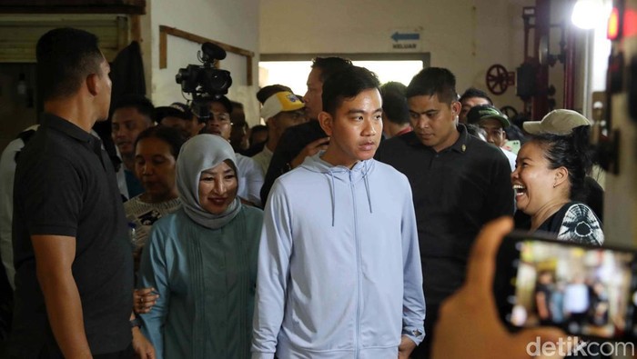 Cawapres nomor urut 2 Gibran Rakabuming Raka blusukan ke Pasar Rumput, Setiabudi, Jaksel. Para pedagang curhat soal harga yang naik.
