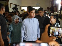 Momen Gibran Blusukan di Pasar Rumput