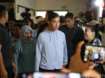 Momen Gibran Blusukan di Pasar Rumput