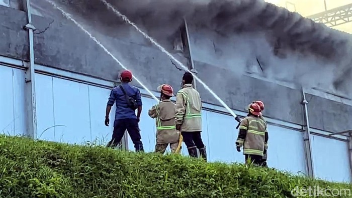 Momen petugas damkar memadamkan api di peternakan ayam Sukabumi