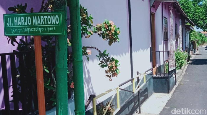 Papan nama jalan Desa Sidowayah, Kecamatan Polanharjo, Klaten gunakan nama tokoh lokal.