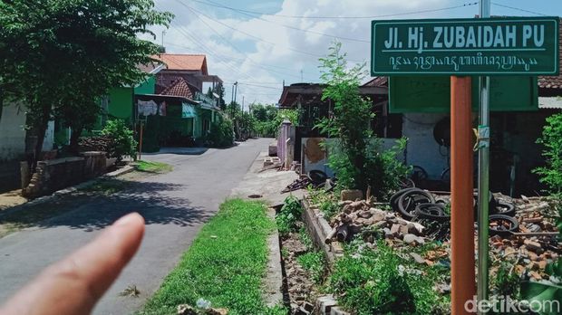Papan nama jalan Desa Sidowayah, Kecamatan Polanharjo, Klaten gunakan nama tokoh lokal.