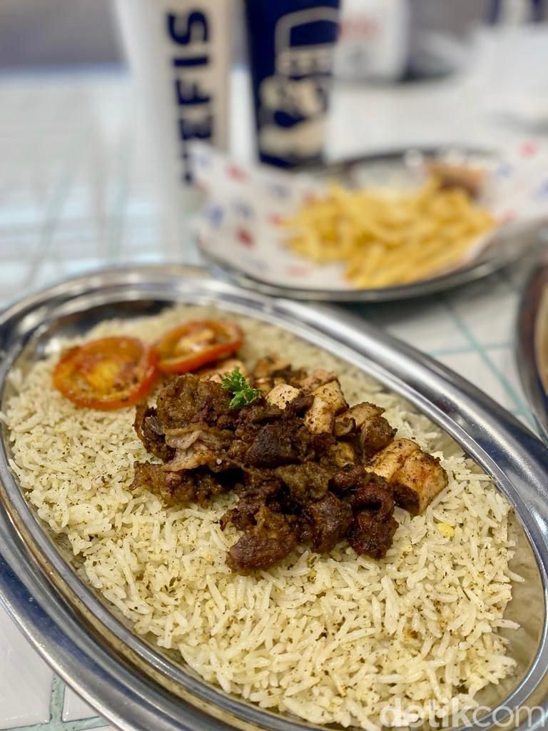 Nefis Kebab House: Uniknya Iskender Kebab khas Turki dengan Butter Rice