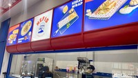 Interior restorannya dibuat seperti resto cepat saji ala Amerika. Mulai dari sistem pelayanan self-service, hingga kursi dan meja makan yang menggunakan konsep American Diner di tahun 1960-an.Foto: detikFood