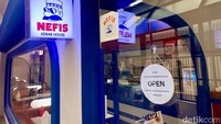 Terletak di dalam ShopHaus Menteng yang ada di Jakarta Pusat, restoran Nefis Kebab House tampil dengan warna interior yang serba biru.  Foto: detikFood