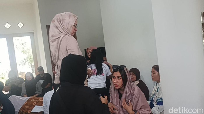 Nisya Ahmad datangi rumah duka mertuas Syahnaz Sadiqah.