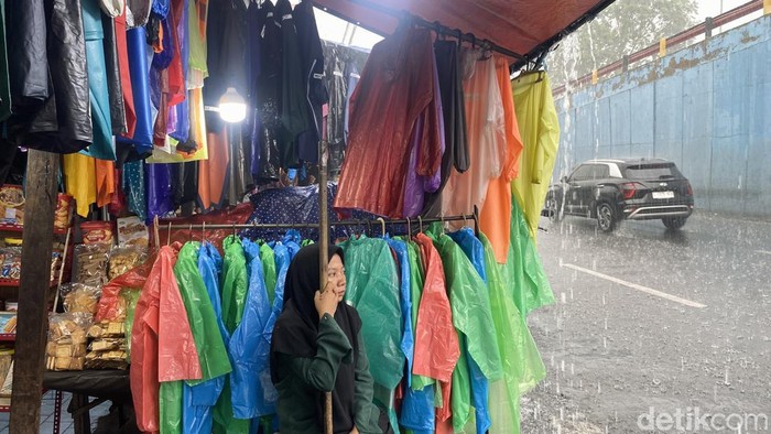 Omzet pedagang jas hujan di Sidoarjo naik 50 persen saat musim penghujan tiba