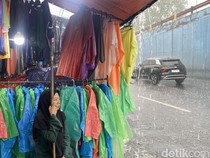 Musim Hujan Tiba, Omzet Pedagang Jas Hujan di Sidoarjo Makin Deras