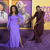 Perempuan yang mendapat julukan Ratu Talkshow itu memilih gaun keluaran Dolce & Gabbana. Hadir dalam siluet yang memeluk tubuh, terusan tersebut sukses mempertegas badannya yang kini lebih ramping.  (Foto: AP Photo/Chris Pizzello)