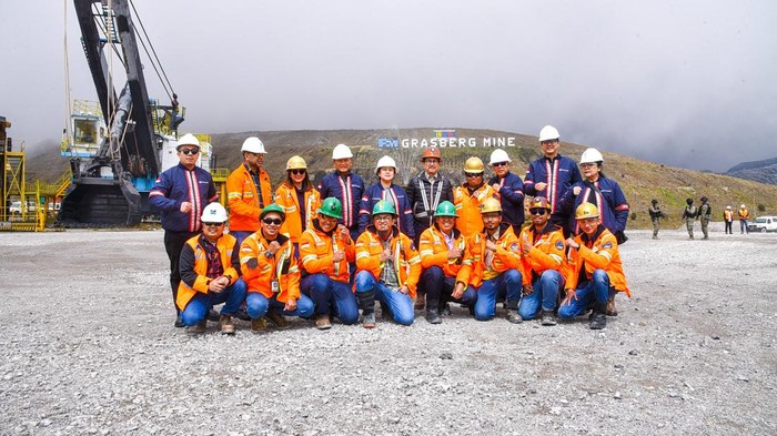 Pakai Helm Khusus, Puan & Menteri ESDM Blusukan ke Tambang Bawah Tanah Freeport Pakai Helm Khusus, Puan & Menteri ESDM Blusukan ke Tambang Bawah Tanah Freeport