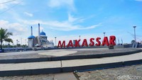 Kemudian menyusul pembangunan Anjungan Makassar dan Anjungan Bugis yang terletak di sebelah kanan Masjid Terapung Amirul Mukminin. Jika bergeser sedikit ke kanan, wisatawan akan menemukan miniatur tulisan City of Makassar. Foto: Rasmilawanti Rustam Kemudian menyusul pembangunan Anjungan Makassar dan Anjungan Bugis yang terletak di sebelah kanan Masjid Terapung Amirul Mukminin. Jika bergeser sedikit ke kanan, wisatawan akan menemukan miniatur tulisan City of Makassar. Foto: Rasmilawanti Rustam