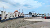 Anjungan Pantai Losari adalah anjungan pertama yang dibangun di pantai ini, yakni pada tahun 2006. Tidak sedikit wisatawan berswafoto di anjungan ini sebagai tanda kalau ia pernah berkunjung ke Pantai Losari Makassar. Foto: Rasmilawanti Rustam Anjungan Pantai Losari adalah anjungan pertama yang dibangun di pantai ini, yakni pada tahun 2006. Tidak sedikit wisatawan berswafoto di anjungan ini sebagai tanda kalau ia pernah berkunjung ke Pantai Losari Makassar. Foto: Rasmilawanti Rustam