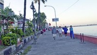 Sejak dulu, Pantai Losari tidak pernah lepas dari kegiatan sosial-ekonomi masyarakat Makassar. Aktivitas masyarakat hingga pedagang kaki lima di Pantai Losari sangat ramai hingga saat ini. Foto: Skripsi Arahan Pengembangan Kawasan Ruang Publik Pantai Losari Sejak dulu, Pantai Losari tidak pernah lepas dari kegiatan sosial-ekonomi masyarakat Makassar. Aktivitas masyarakat hingga pedagang kaki lima di Pantai Losari sangat ramai hingga saat ini. Foto: Skripsi Arahan Pengembangan Kawasan Ruang Publik Pantai Losari