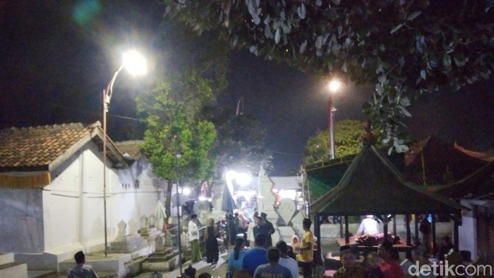 Para pengemis sedang berbaris di kompleks makam Sunan Gunung Jati Cirebon.