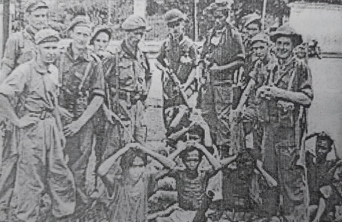 Pasukan Westerling menggiring saat warga menuju tempat eksekusi.