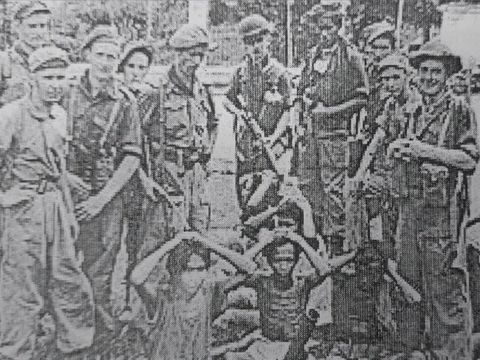 Pasukan Westerling menggiring saat warga menuju tempat eksekusi.