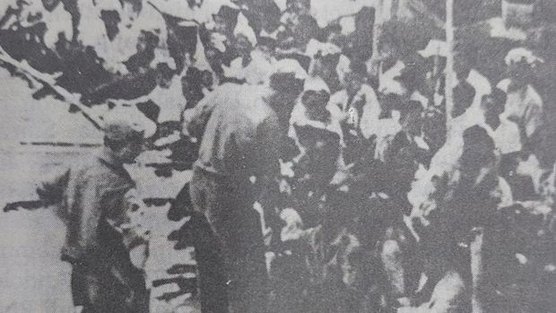 Pasukan Westerling sedang mencari pejuang kemerdekaan di antara para warga yang dikumpulkan di tanah lapang. Pasukan Westerling sedang mencari pejuang kemerdekaan di antara para warga Makassar yang dikumpulkan di tanah lapang, Desember 1946.