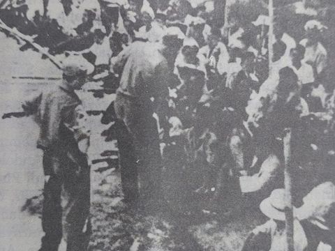 Pasukan Westerling sedang mencari pejuang kemerdekaan di antara para warga Makassar yang dikumpulkan di tanah lapang, Desember 1946.