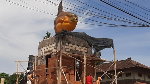 Pembangunan patung ikan mola-mola di Nusa Penida, Klungkung, Minggu (10/12/2023).