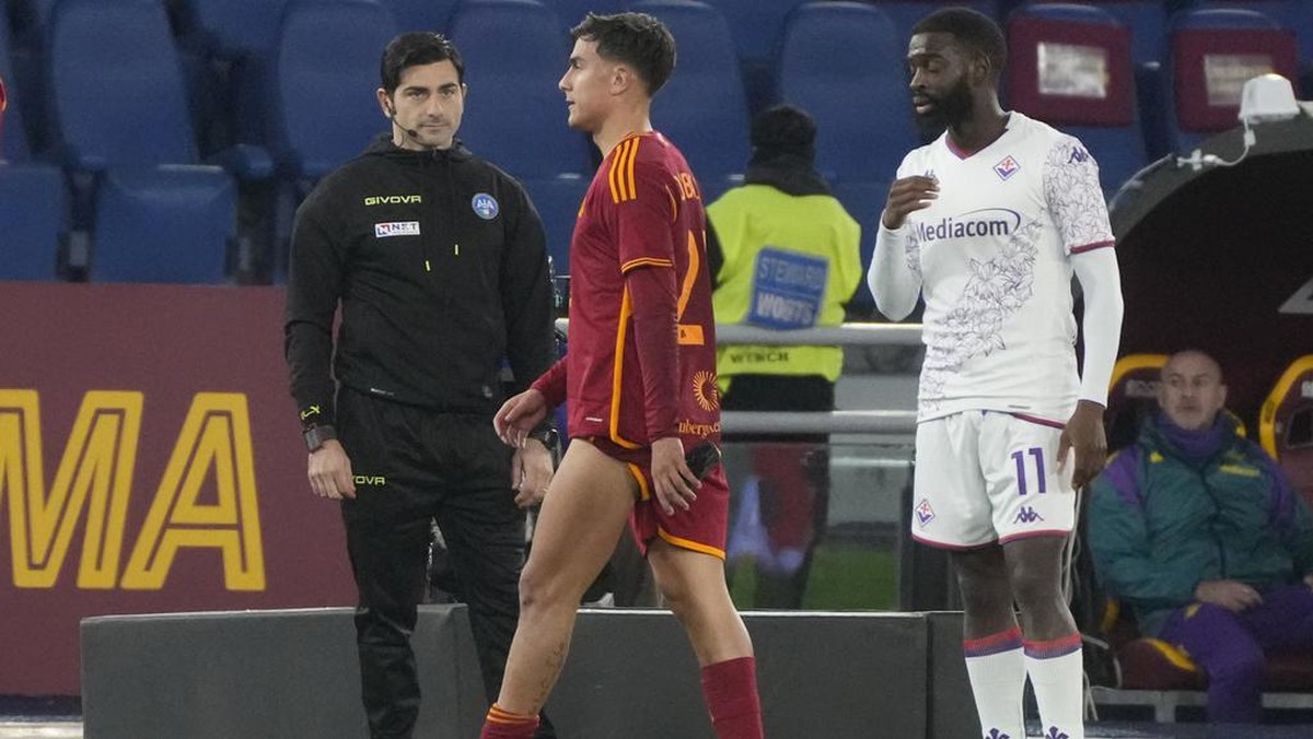 Paulo Dybala cedera dalam pertandingan AS Roma vs Fiorentina (Foto: AP/Gregorio Borgia)