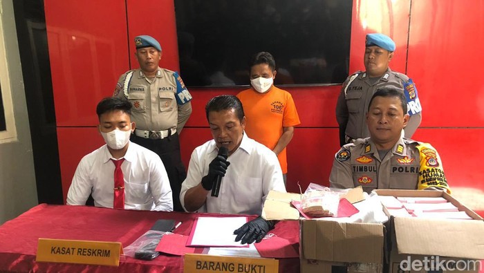 Pelaku penipuan modus bank gaib, Agus (60) di Mapolresta Jogja