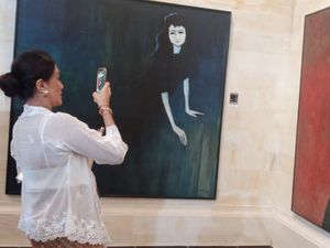 Filosofi Figur Mata Hitam di Lukisan Jeihan Sukmantoro
