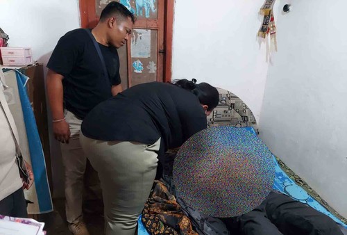 Pemeriksaan lansia tewas setelah tertimpa buah kelapa di Desa/Kecamatan Bebandem, Kabupaten Karangasem Senin (11/12/2023). (dok. Polres Karangasem)