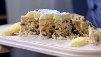Kue yang dinamai Stollen itu berbahan dasar tepung, mentega, kismis, dan bahan organik Dresden lainnya.