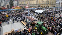 Pembuat roti dan penonton merayakan kue Stollen seberat 1,9 ton saat parade ke pasar Natal tertua di Jerman Striezelmarkt di Dresden, Jerman, Sabtu (9/11/2023).