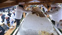 Perayaan tersebut melibatkan kue raksasa seberat 1,9 ton, yang dijual di pasar Natal tertua di Jerman.